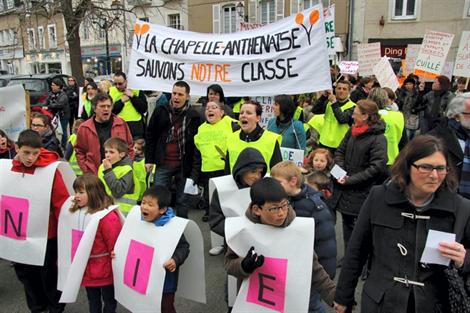 Manifestation de parents d'élèves à La Chapelle Antenaise.