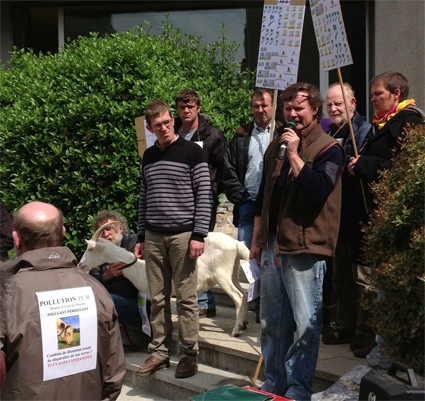 Quelques manifestants, riverains du site aprochim de Grez-en-Bouère s'étaient rassemblmés aux abords du Conseil général de la Mayenne.