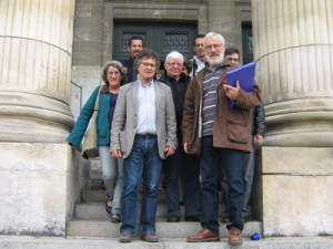 Michel Perrier et Simon Desmonts à la sortie d ela Cour d'appel entourés de sympathisants